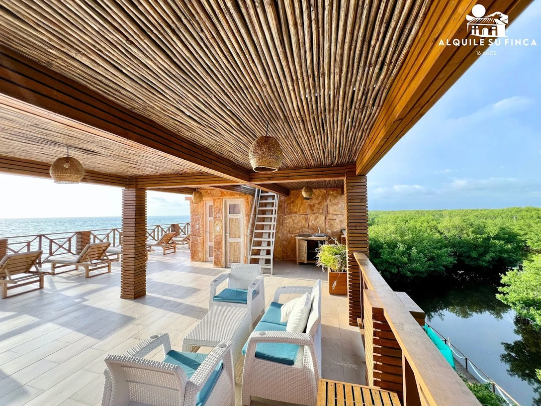 Terraza con vistas al mar y al manglar